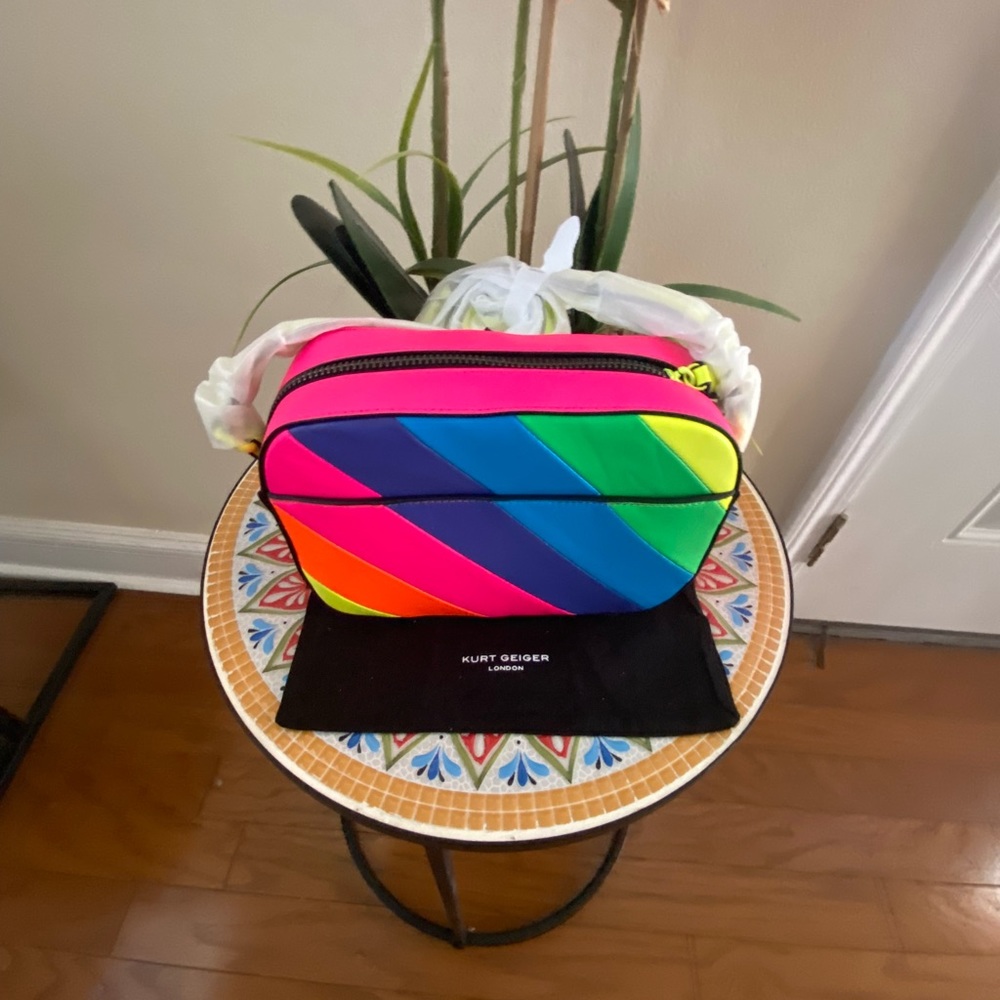 Kurt Geiger London Brixton Rainbow Camera Bag
NWT/NEW
Kurt Geiger - Picture 5 of 6